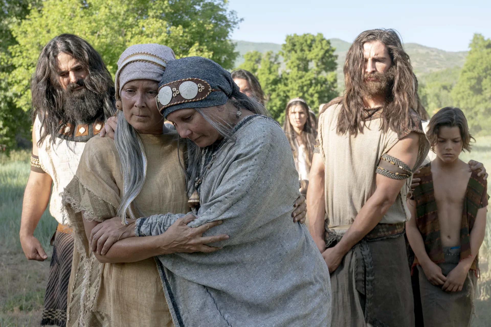 Ishmael's wife comforts Sariah at Lehi's burial.