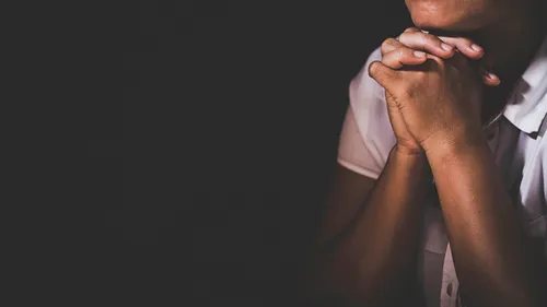 मानिस प्रार्थना गर्दै 