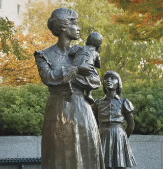 statue of mother and children