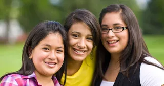 радостные девушки