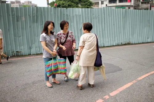 兩位男子造訪一對夫婦與2個年幼的孩子。