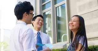 웃고 있는 청소년들