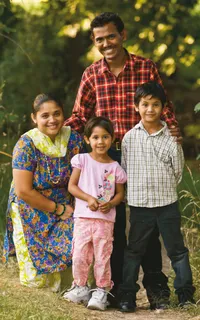 عائلة تلعب لعبة الكروكيت