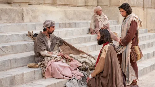 男子坐在圣殿的台阶上
