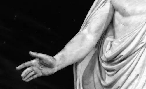 Bottom of upper half of Christus statue