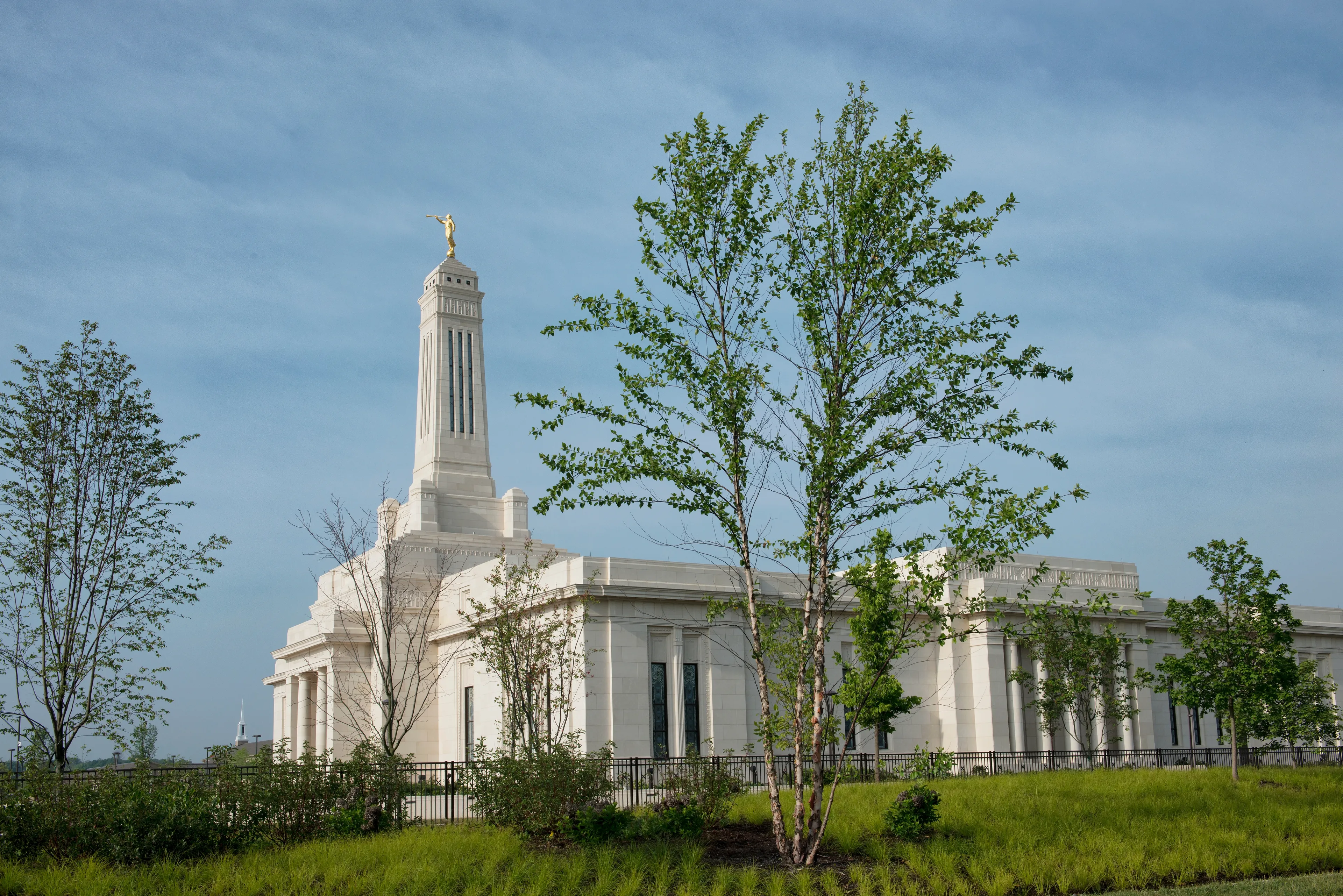 A side view of the Indianapolis Indiana Temple during the day.