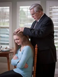 接受教長祝福的年輕女子