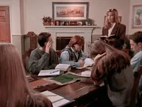 kvinne som underviser ungdom