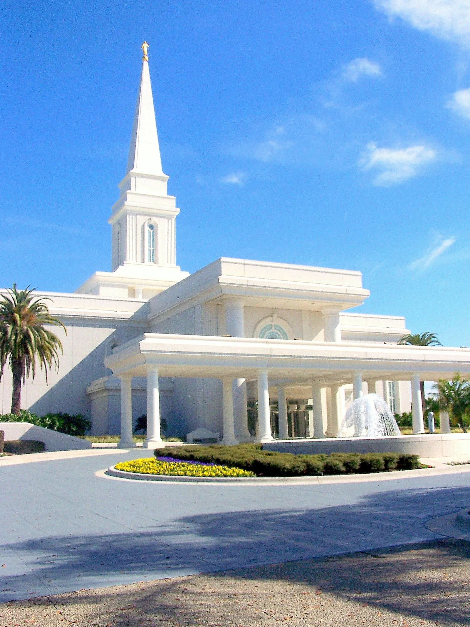 The Orlando Florida Temple entrance, including the fountain.