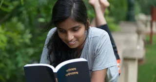 경전을 공부하는 청녀