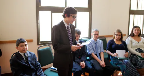 課堂上的男女青年