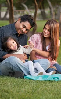 أبوان مع طفل