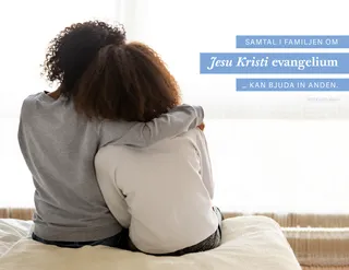 ung kvinna med armen runt en annan ung kvinna