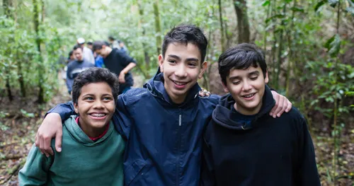 在森林中健行的男青年