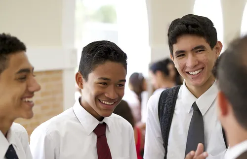 領袖和男青年在一起