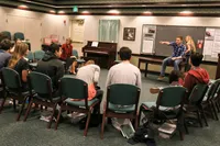 studenter i klasserom i kirken