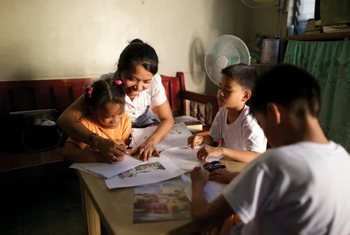 mother studying with children