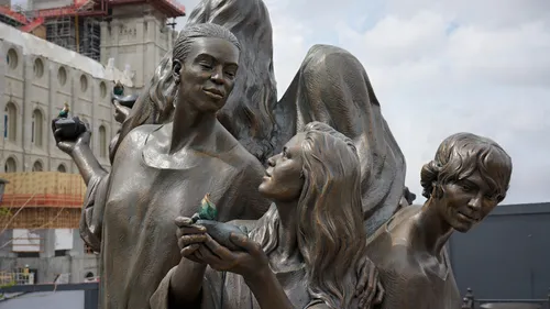 The five wise virgins supporting one another.