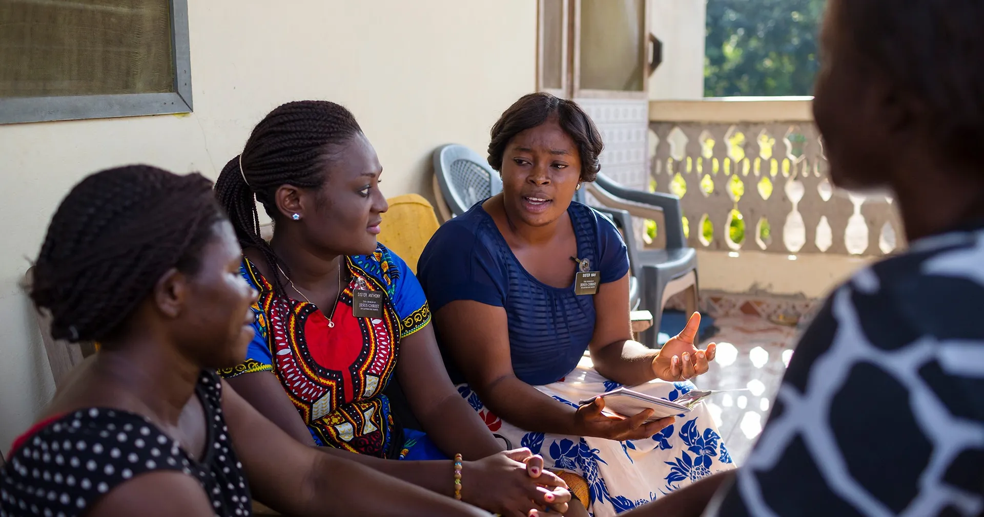 Sister missionaries share the gospel.