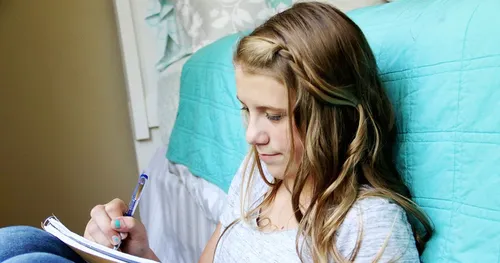 batan-ong babaye nga nagsulat sa notebook