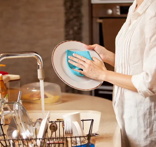woman washing dishes