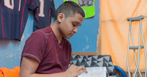 batan-ong lalaki nagbasa sa mga kasulatan