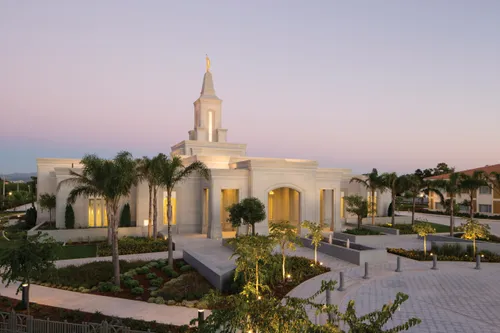 Lights shining at the Córdoba Argentina Temple entrance and temple grounds during the evening.