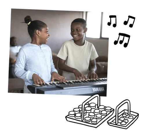 Billede af en bror og søster, der spiller på et keyboard