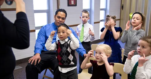 fëmijë duke kënduar me korin