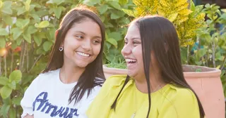 토론 중인 두 청녀