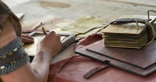 lalaki nga nagsulat sa bulawan nga mga palid