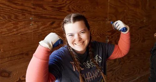 batan-ong babaye nga gipakita ang iyang mga muscle