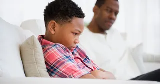 화가 나 있는 청남과 옆에 있는 아버지