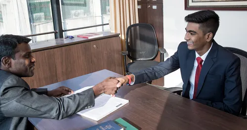 dua lelaki berjabat tangan