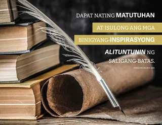 pakpak na panulat, mga aklat, at scroll