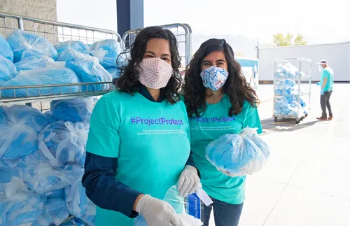 Sister Aburto and her daughter distributing face masks
