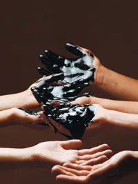 rokas — noklātas ar darvu