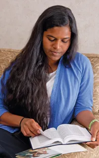 إمرأة تدرس النصوص المقدّسة