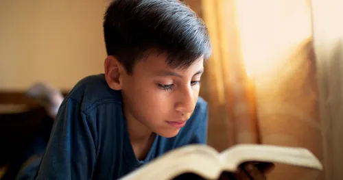 ung mand studerer skrifterne