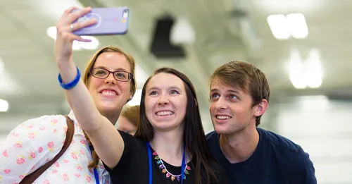 të rinj duke bërë fotografi të vetes