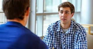 交谈中的年轻成人