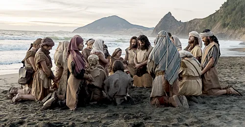 Lehi’s family praying on beach