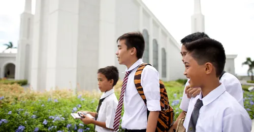 të rinj jashtë tempullit