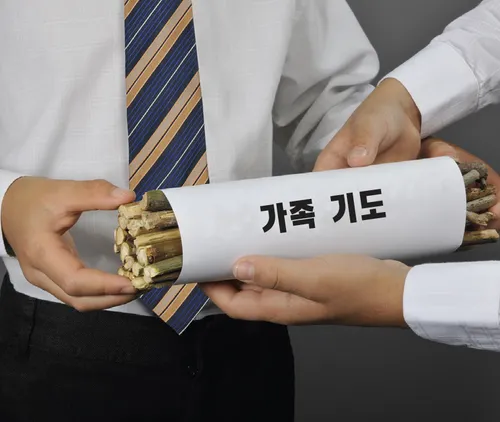 나뭇가지 뭉치를 들고 있는 어린이