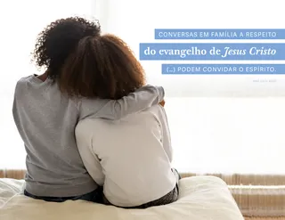 moça com o braço ao redor de outra moça