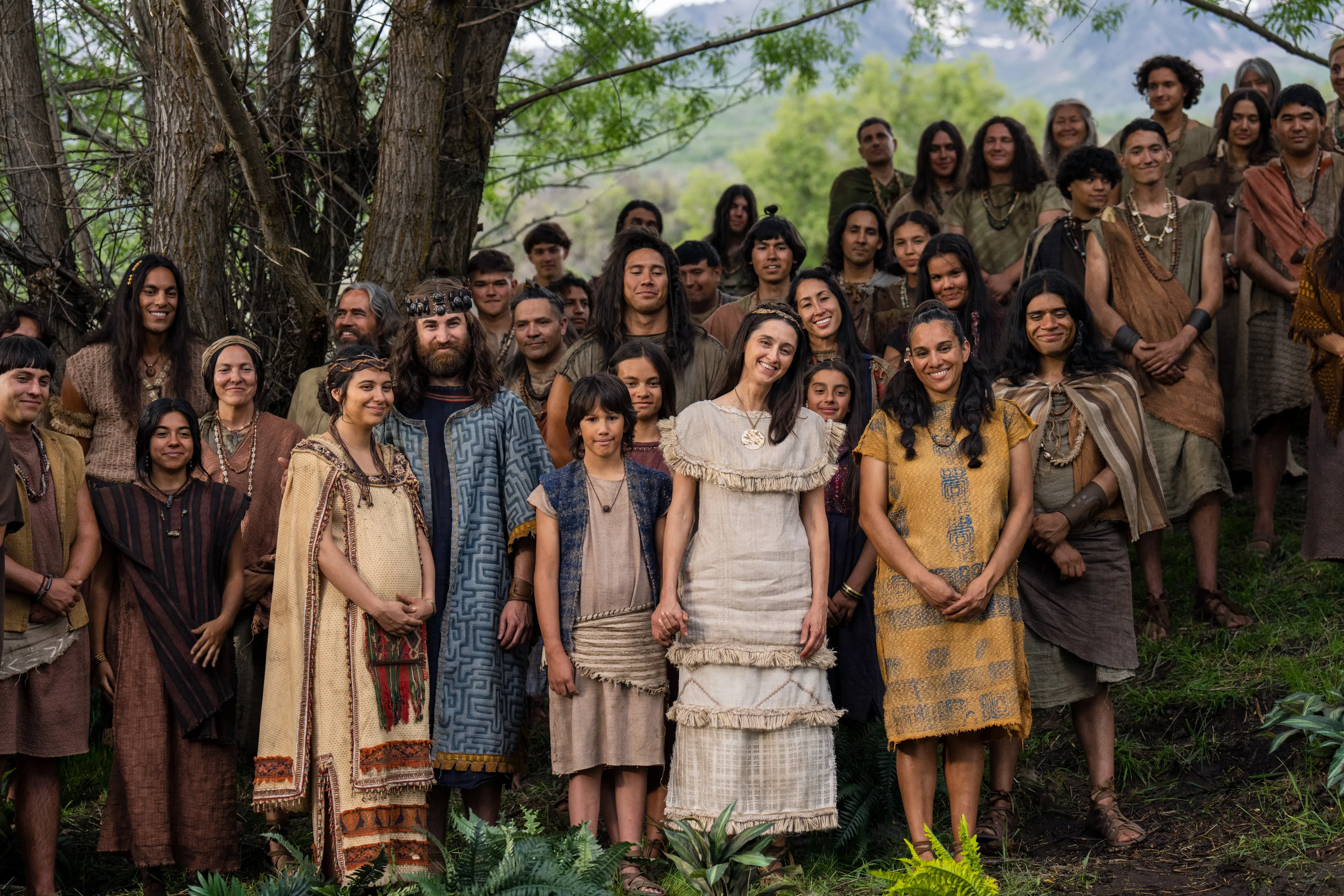 King Mosiah and the other Nephites watch as Alma baptizes King Limhi in a river.