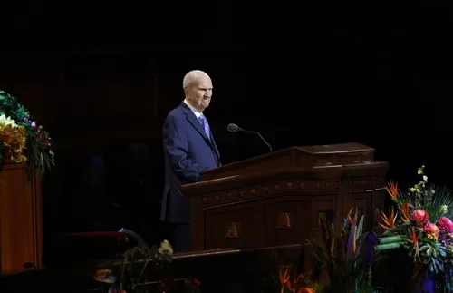 2022年5月15日，罗素·纳尔逊会长在全球年轻成人祈祷会上演讲。