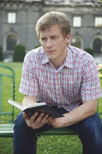 沉思經文的男子