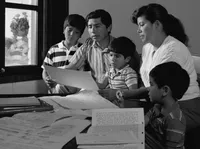 عائلة تقوم بدراسة الأنساب