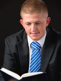 男青年在閱讀經文